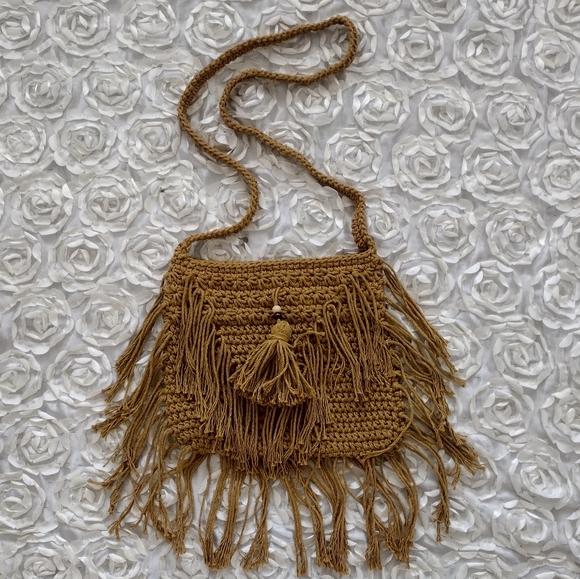Macrame fringe crossbody bag. - Picture 2 of 13